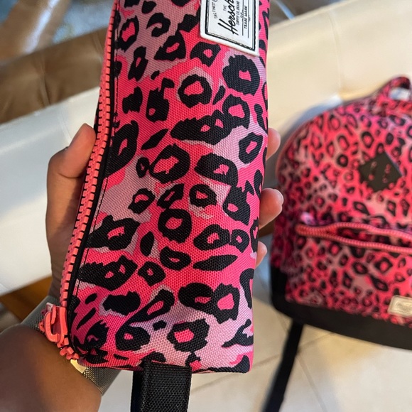 Herschel youth cheetah camo neon pink/black Bagpack, pencil case and lunch bag - Picture 13 of 13